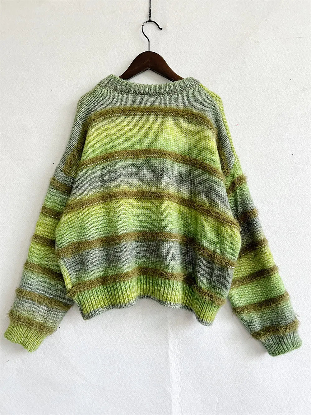 Green striped round-neck long-sleeve sweater, loose fit with ribbed knit cuffs