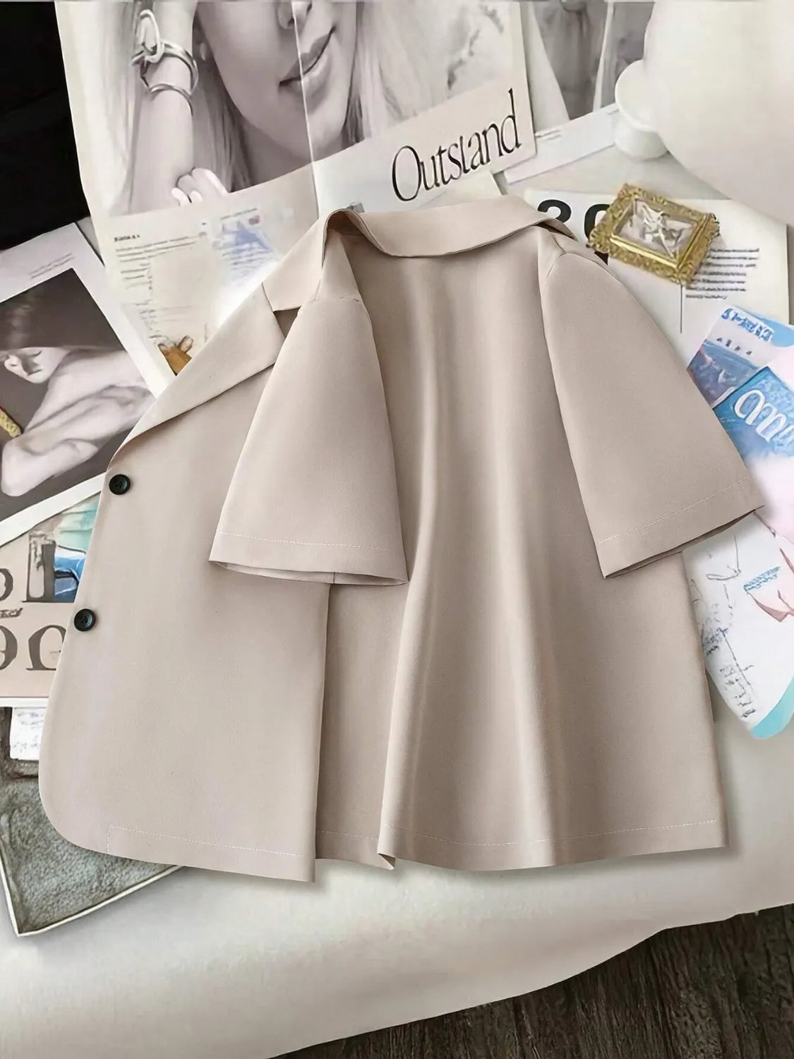 Light khaki short-sleeve lapel blazer, clean front hem and buttons