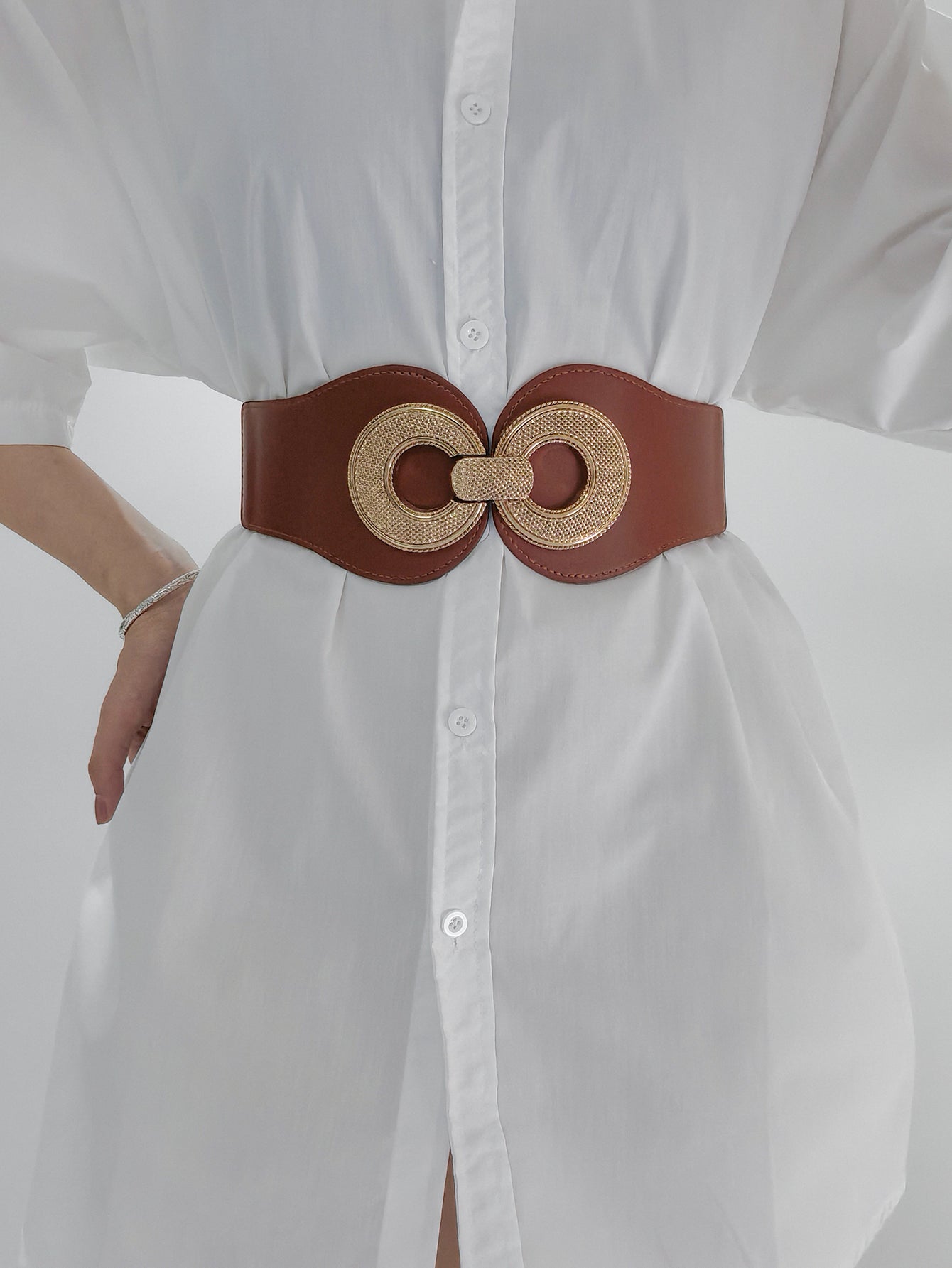 Vegan elastic belt with round alloy buckle, caramel brown with gold-toned detail