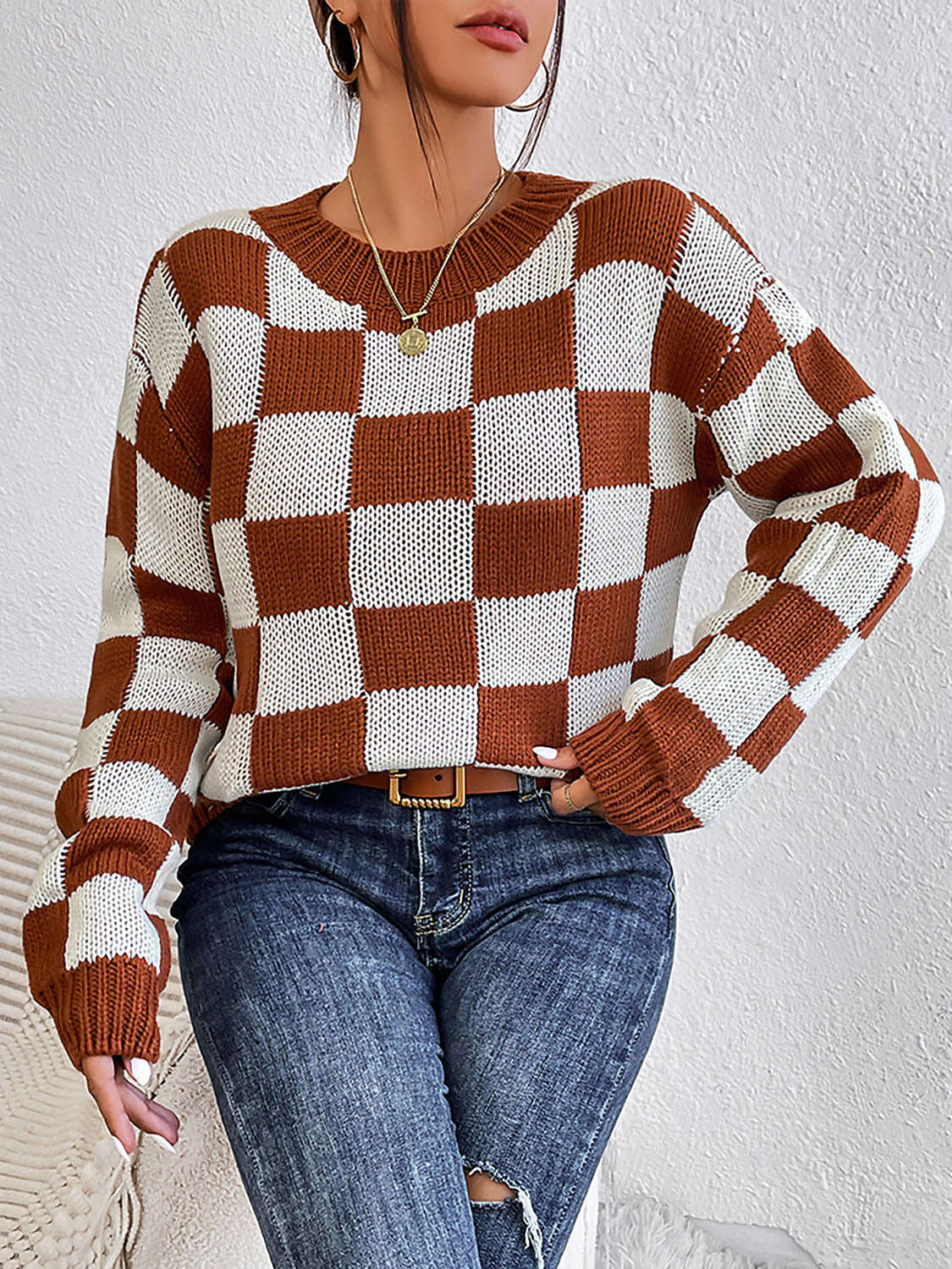 Chestnut and white checkered sweater with round neckline and long sleeves