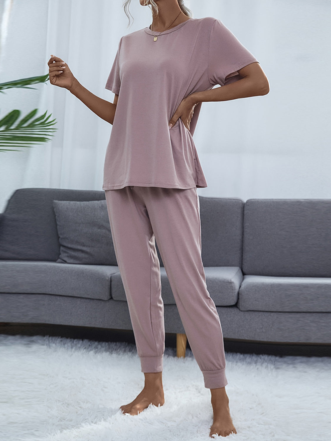 Shiny round-neck short-sleeve top and jogger pants set, lilac, front view