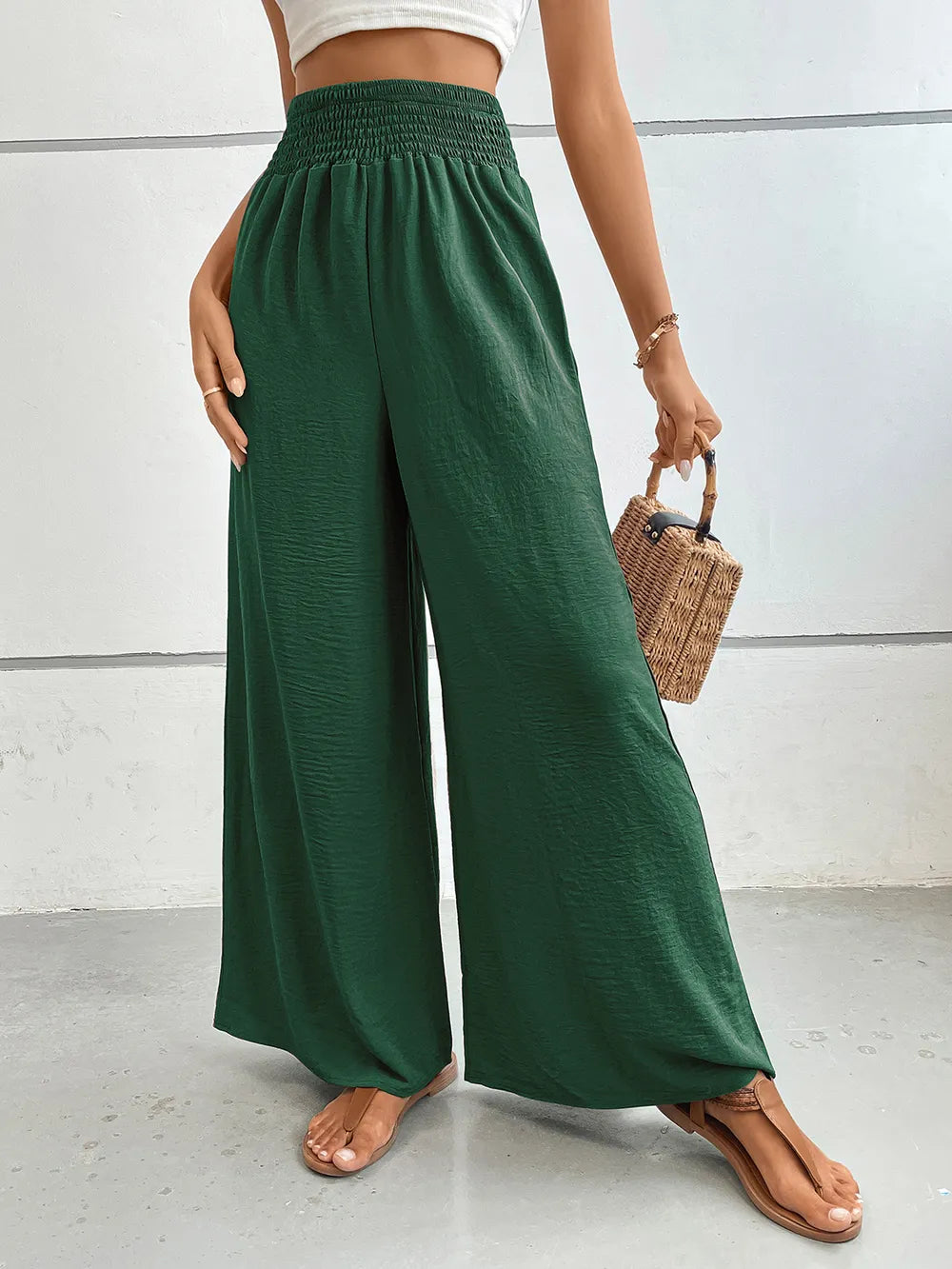Wide-leg pants in moss green with elastic waist and side pockets
