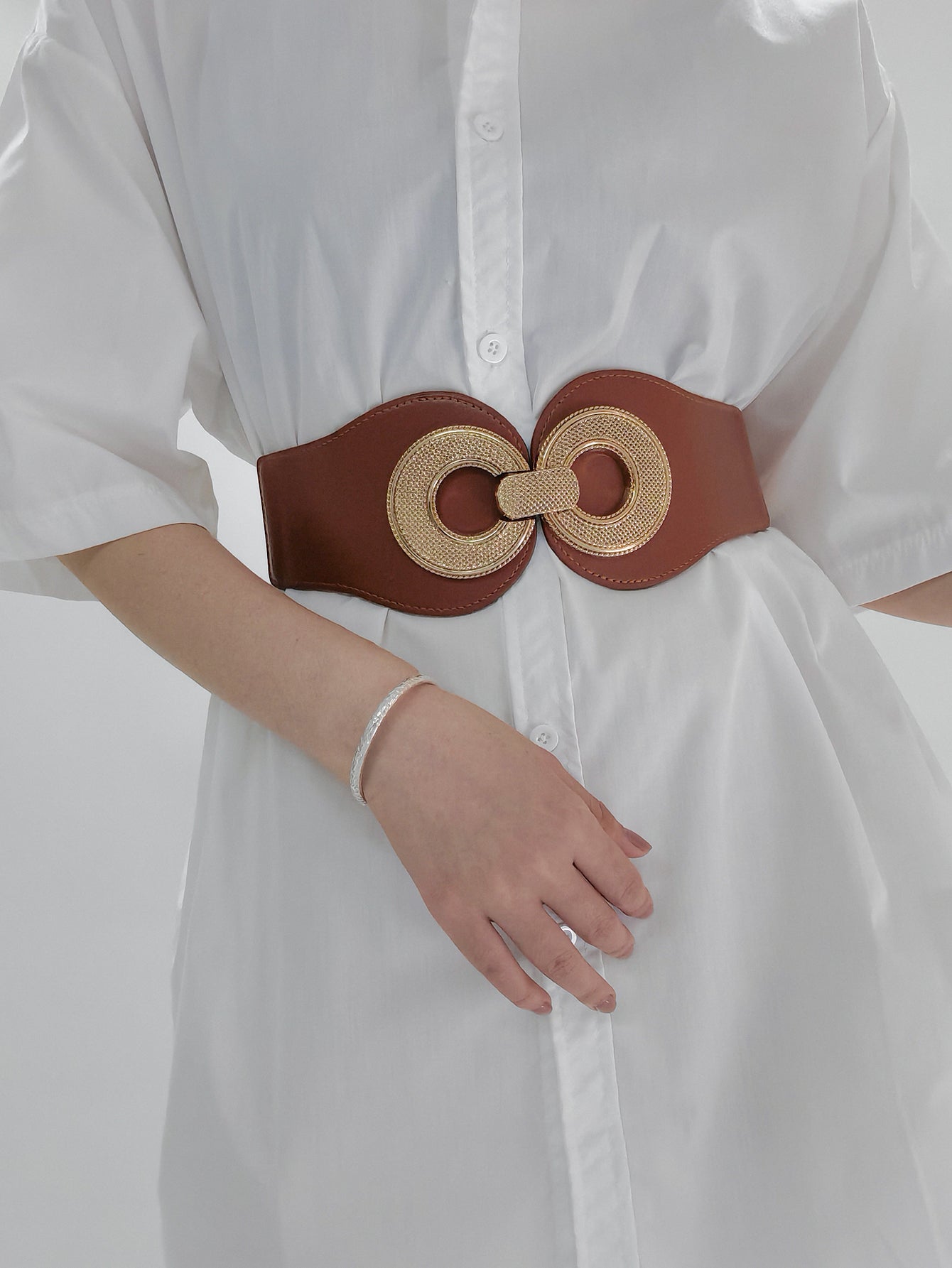 Caramel vegan elastic belt with decorative round alloy buckle in gold and brown