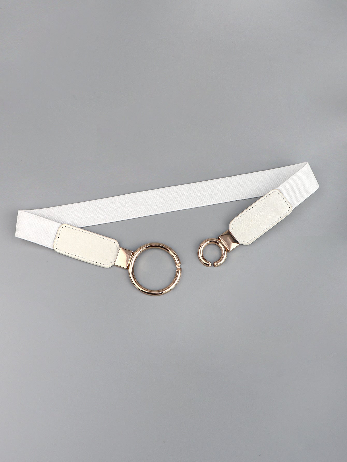 White elastic vegan leather belt with double ring buckle and metal ring detail