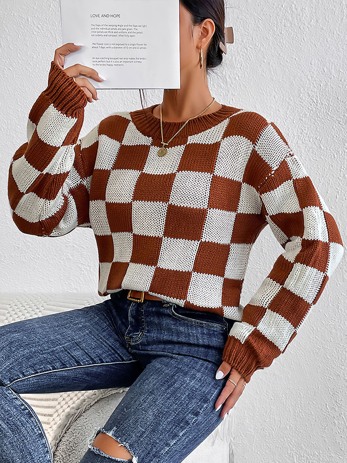 Chestnut and white checkered round neck sweater, ribbed cuffs and hem