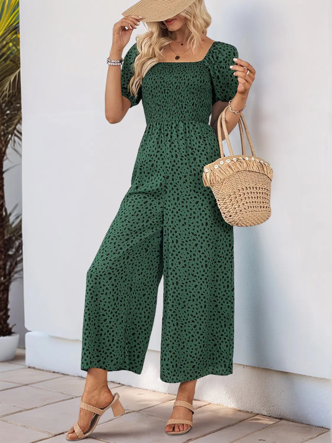 Dark green printed square-neck puff-sleeve jumpsuit, wide-leg pants, fitted waist seam