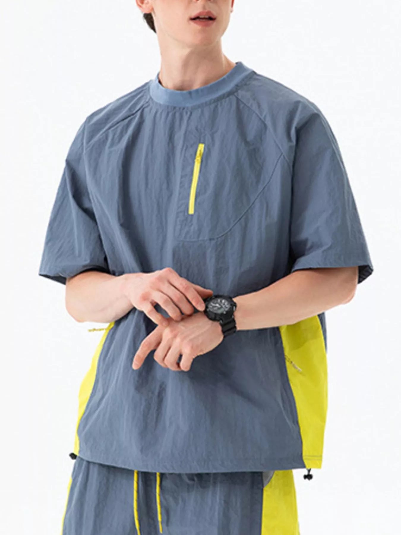 Men's contrast T-shirt in blue with yellow contrast accents, crew neck and short sleeves