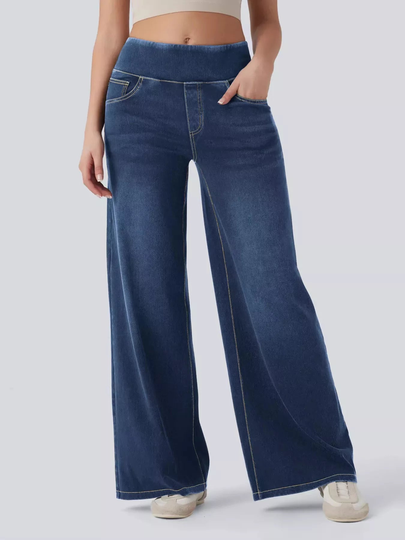 High-waisted wide-leg jeans in dark blue wash, front seams and wide-leg opening