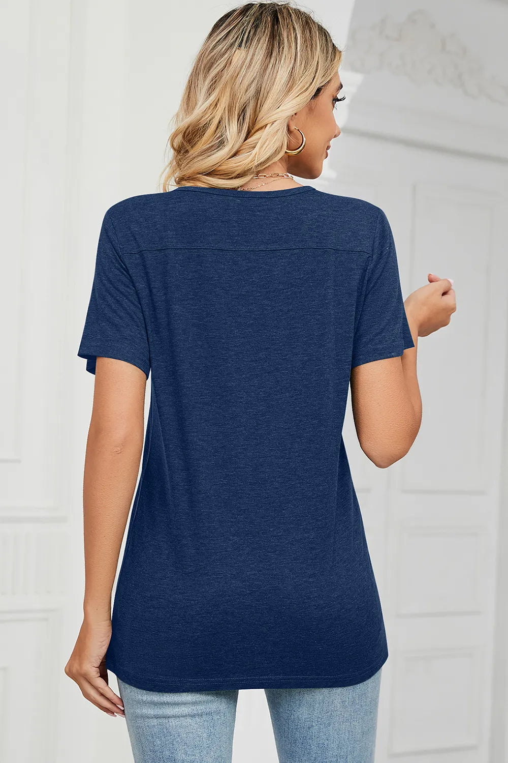 V-neck short-sleeve T-shirt, dark blue; back view with short sleeves and curved hem