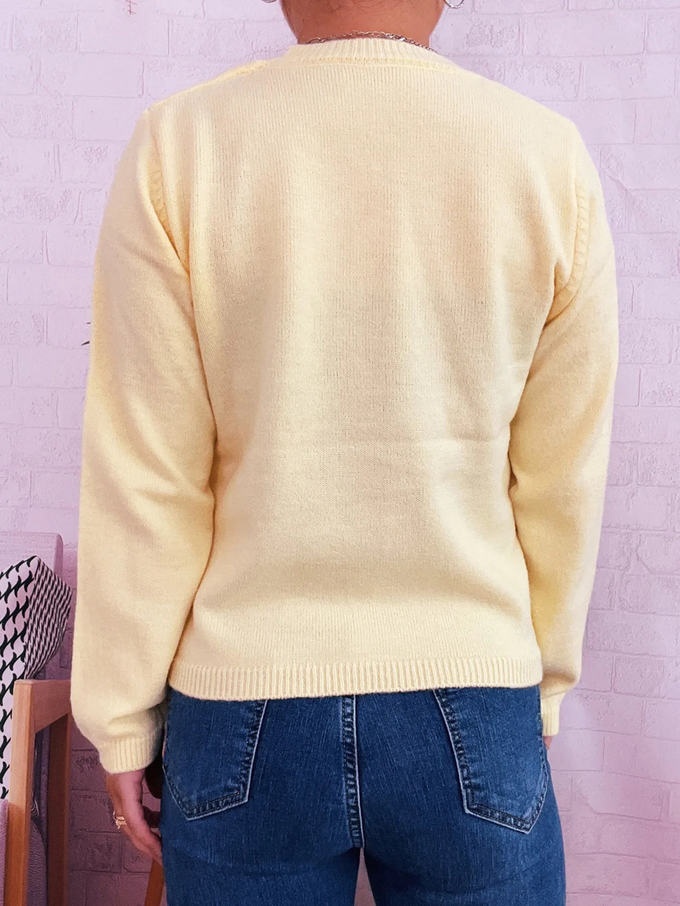 Cream round-neck sweater with smooth back and ribbed hem and cuffs