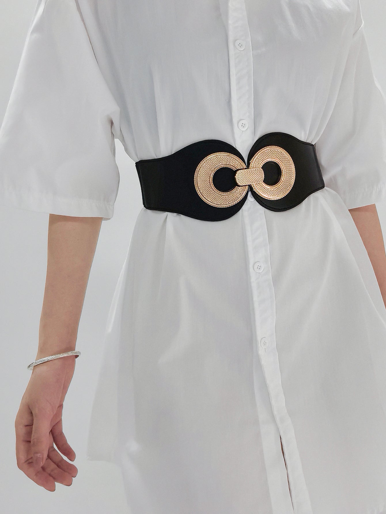 Elastic vegan belt with black waist band and gold double-ring buckle