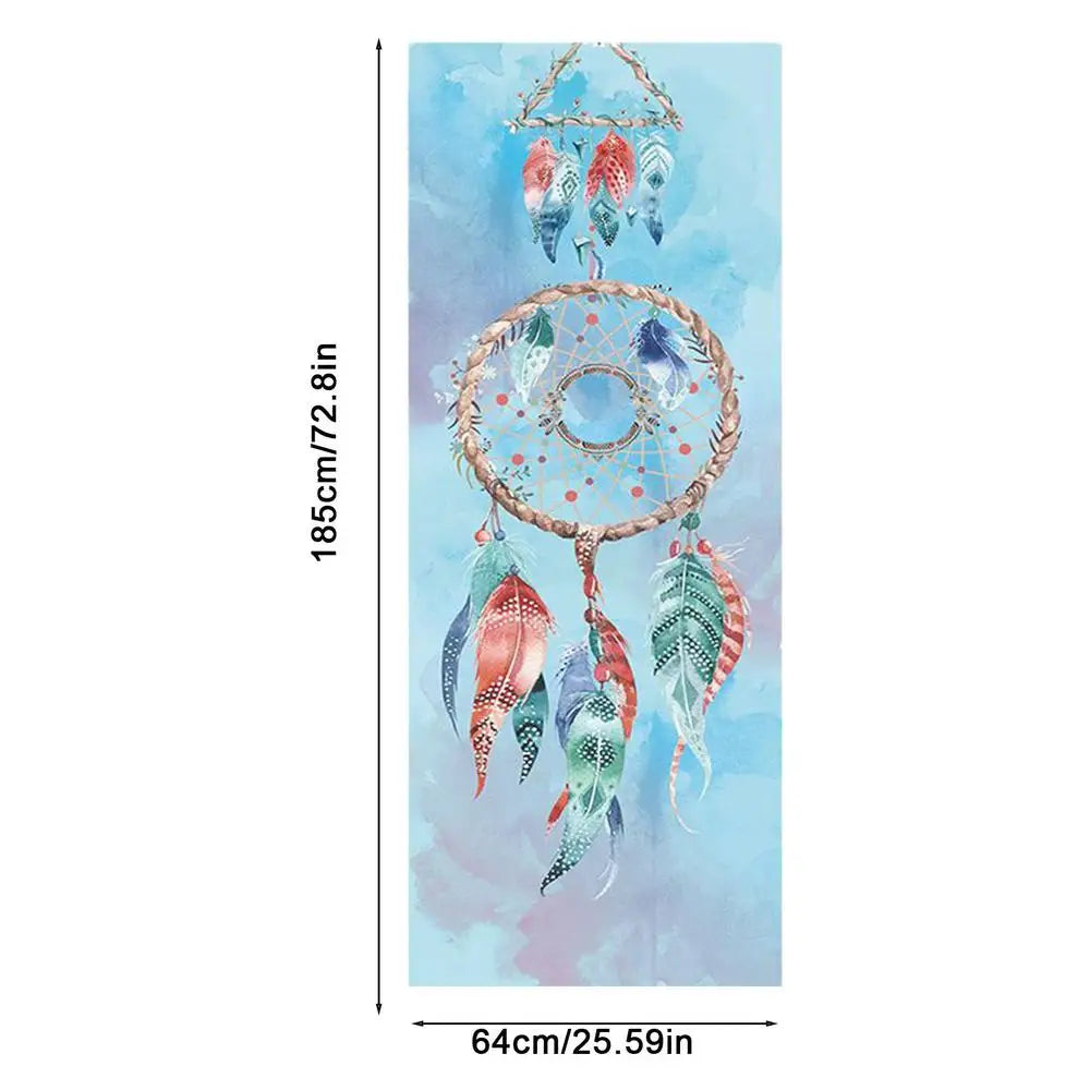 Yoga towel by Cedar & Moore, mat-sized 185x64 cm, non-slip microfiber with dreamcatcher print on blue background.