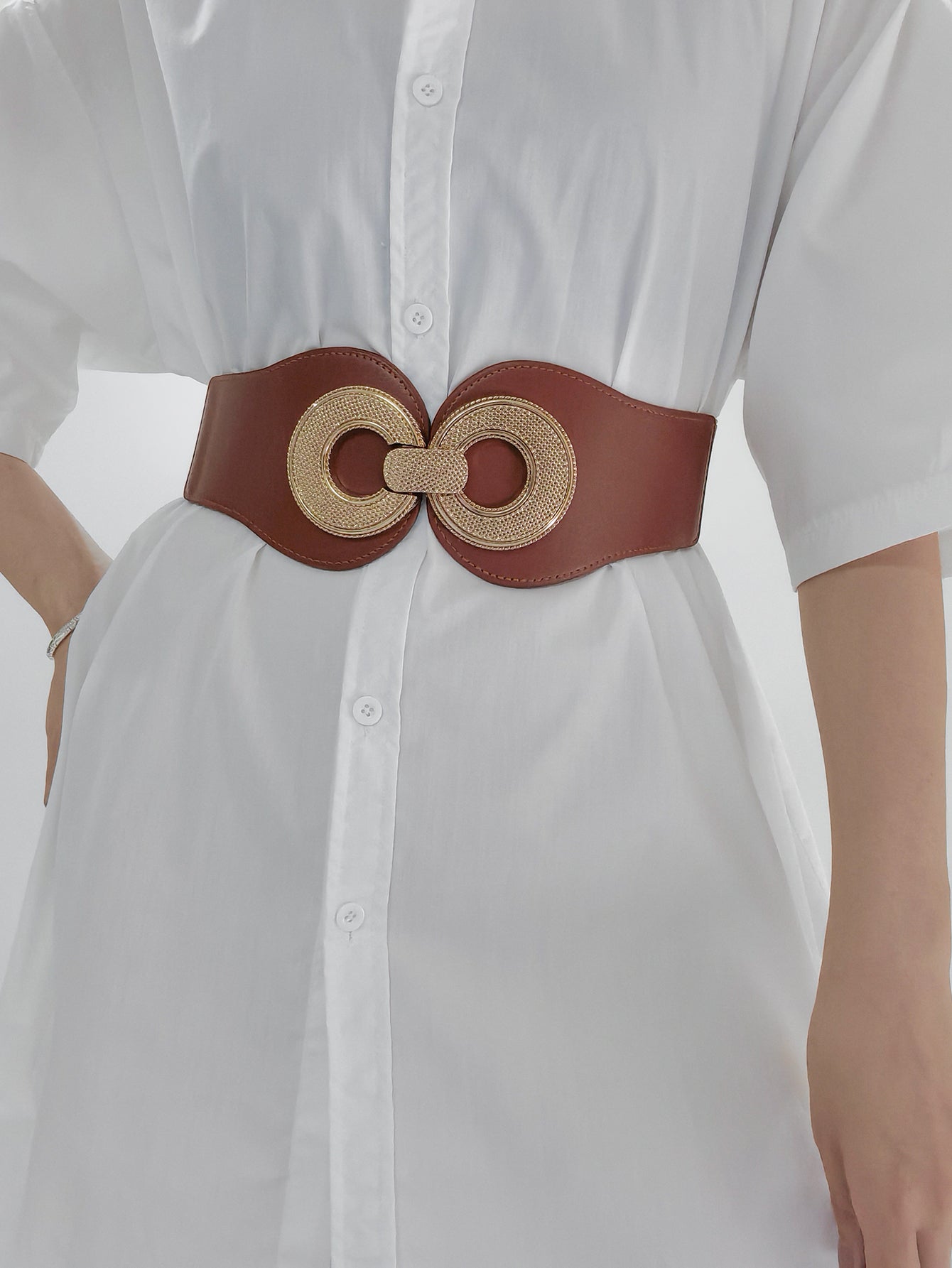 Caramel vegan elastic belt with oval center alloy buckle, styled over white shirt