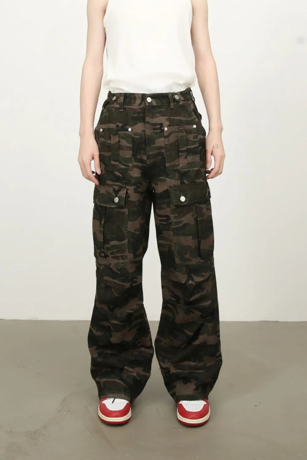Men's green camouflage cargo jeans, straight legs, button-front waistband and side pockets