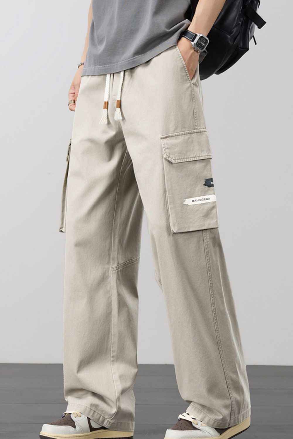 Men's loose cargo pants in khaki with drawstring and side cargo pockets