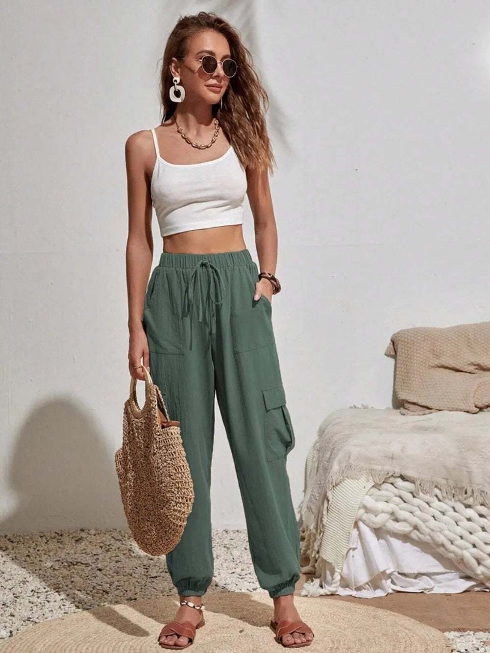 Drawstring joggers with cargo pockets in dark green, drawstring waist, elastic cuffs