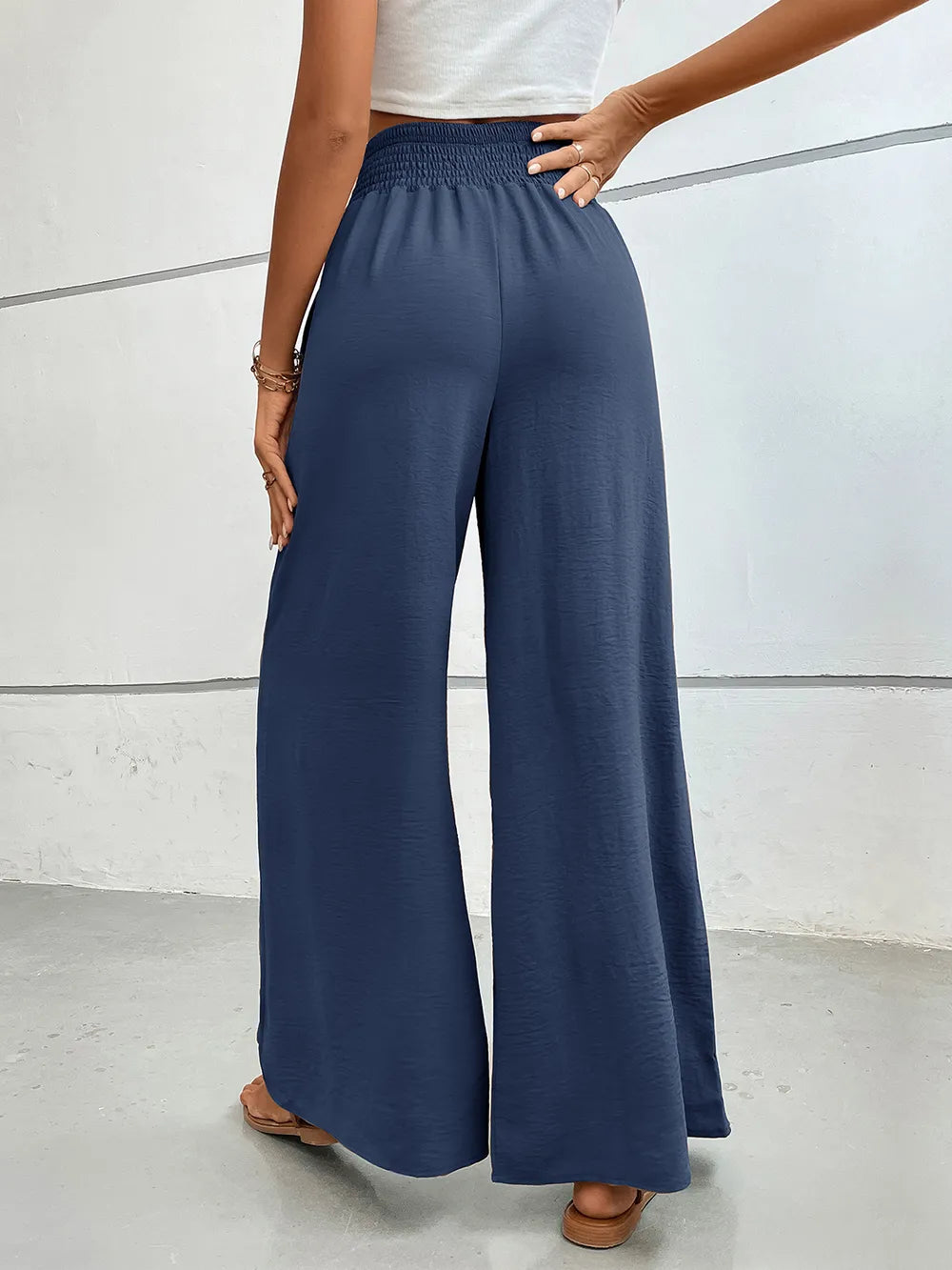 Wide-leg pants in dark blue with elastic waist and side pockets
