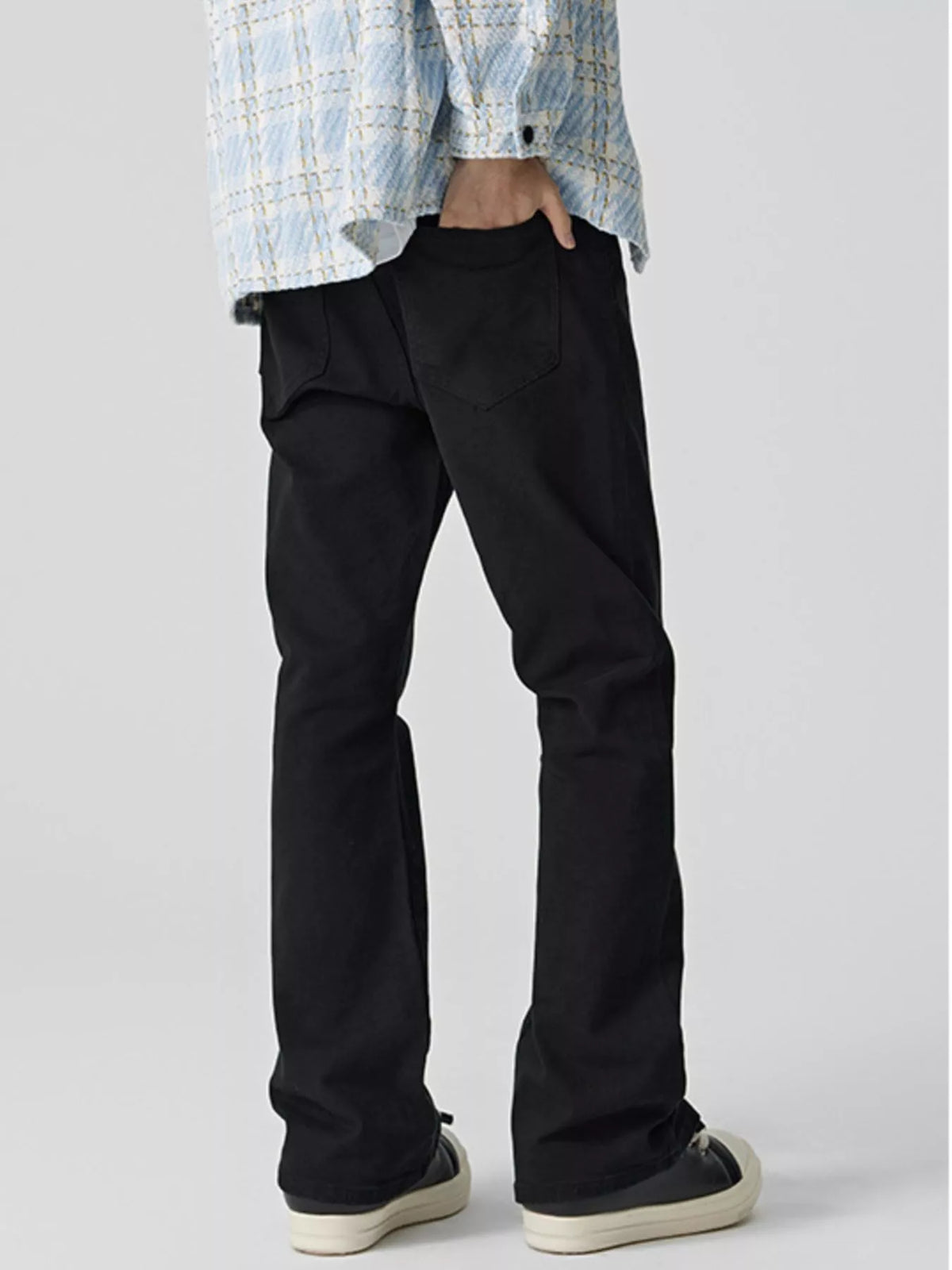 Men’s black stretch straight-fit cotton jeans with straight legs, hands in pockets