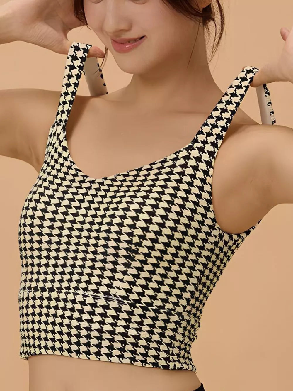 Houndstooth active bra with scoop neckline and sleeveless wide straps, black-and-white