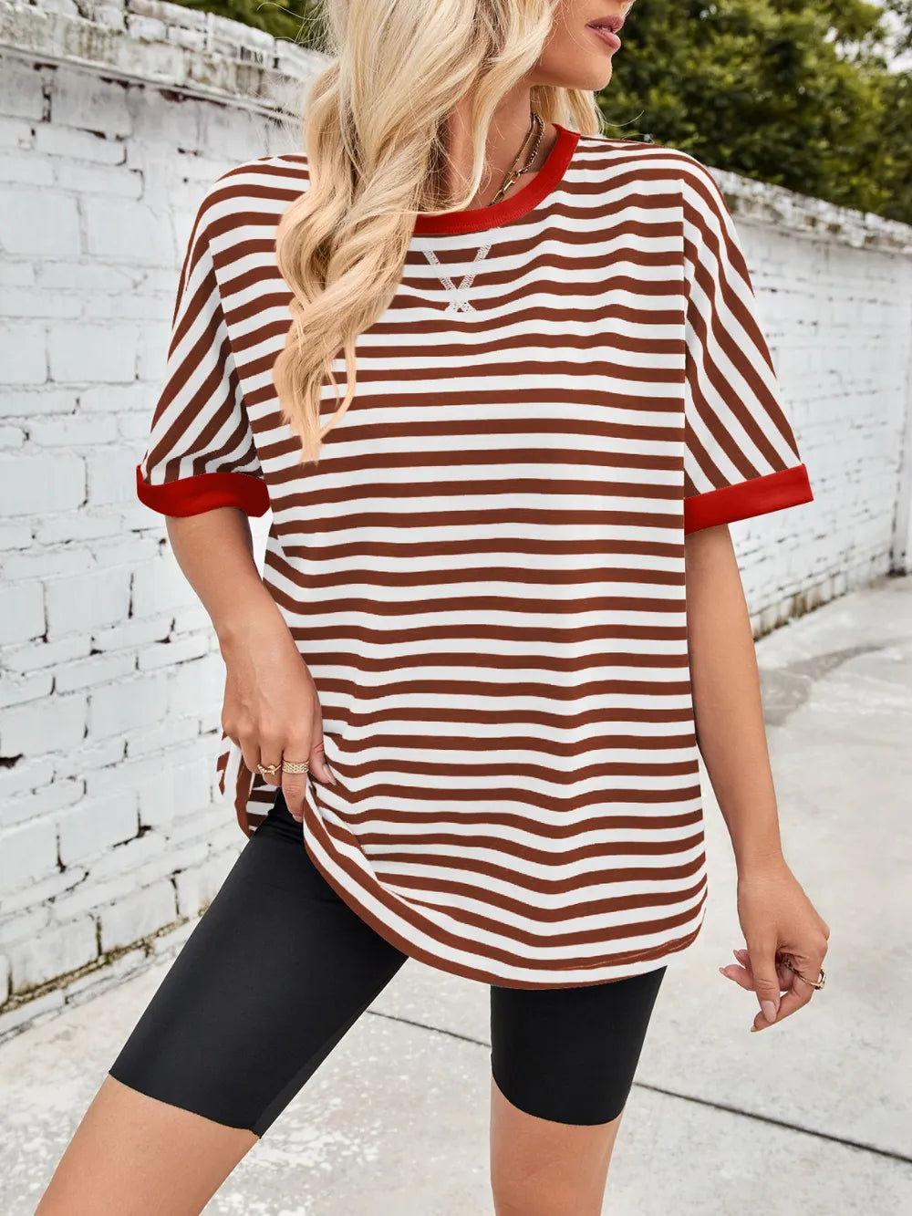 Striped round-neck half-sleeve T-shirt in white with brown stripes and red trim