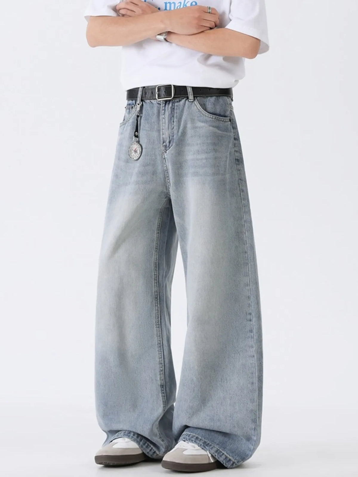 Washed wide-leg denim jeans with black belt, front pockets, relaxed fit