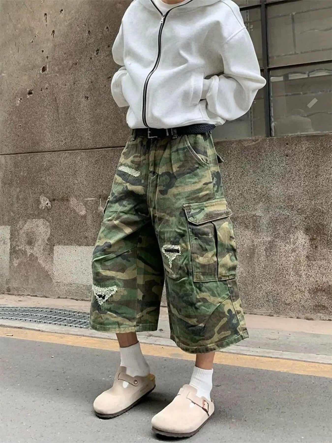 Men's camo cargo capri jeans, army green, zip fly and front cargo pockets