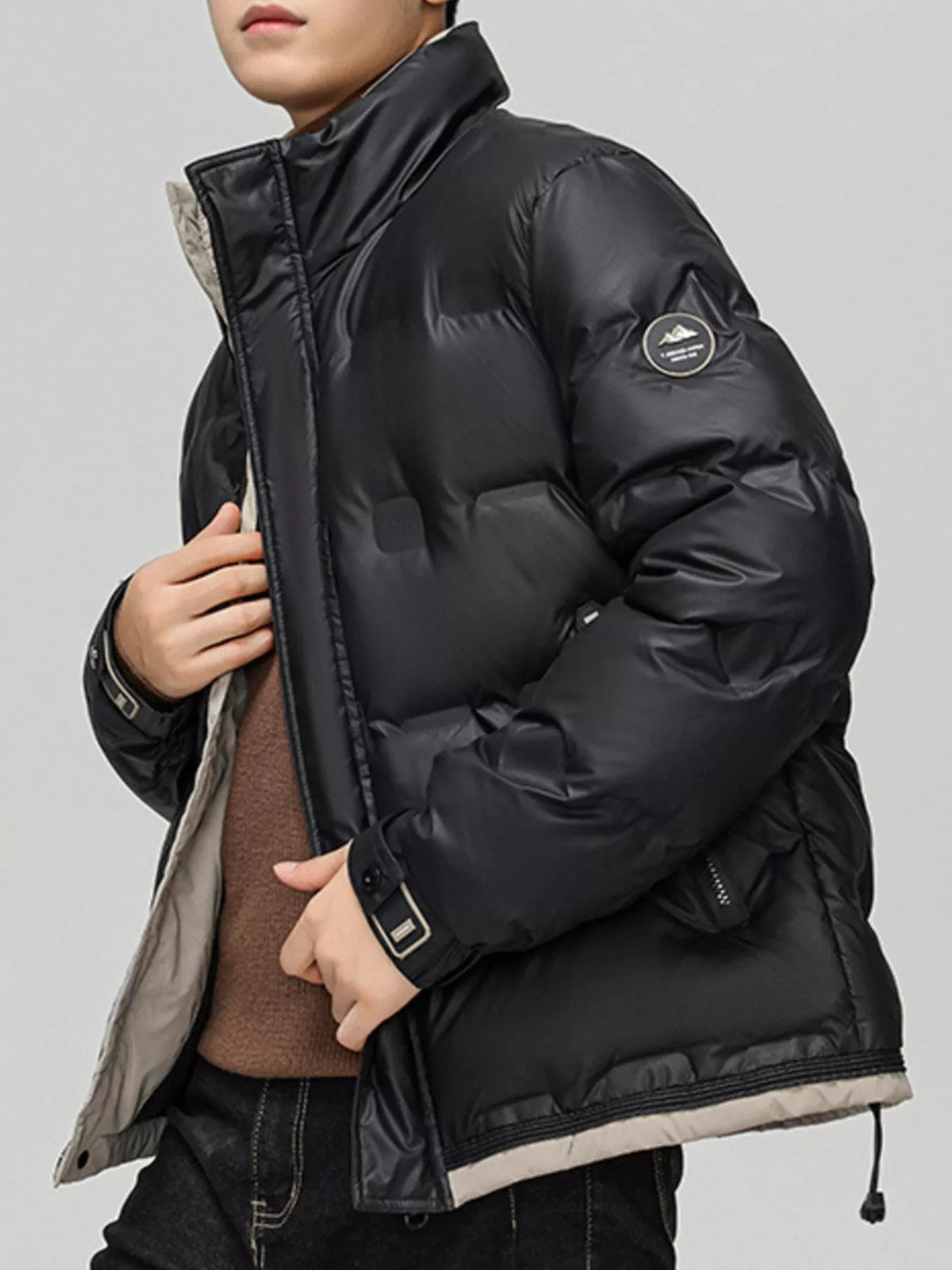 Men's padded lightweight insulated jacket, black with zip front and circular logo badge