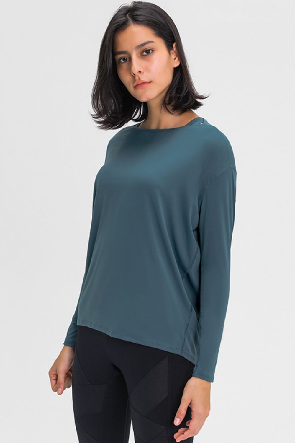 Loose-fit active top in deep teal, long sleeves and relaxed pullover fit.
