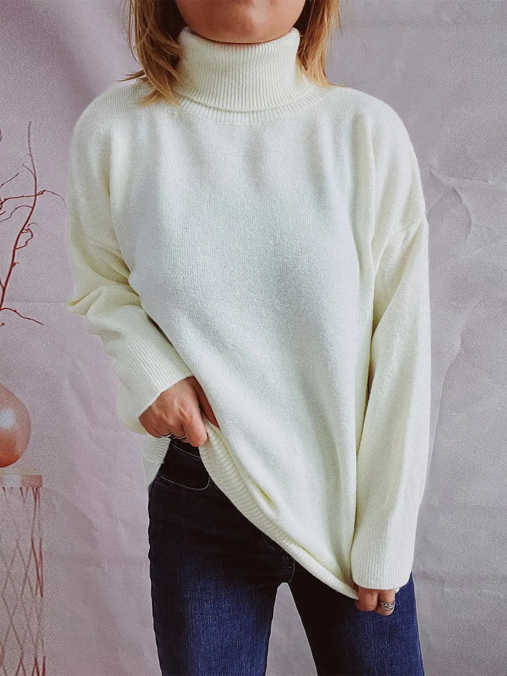 Turtleneck long-sleeve sweater in cream, ribbed collar and cuffs, slightly oversized.