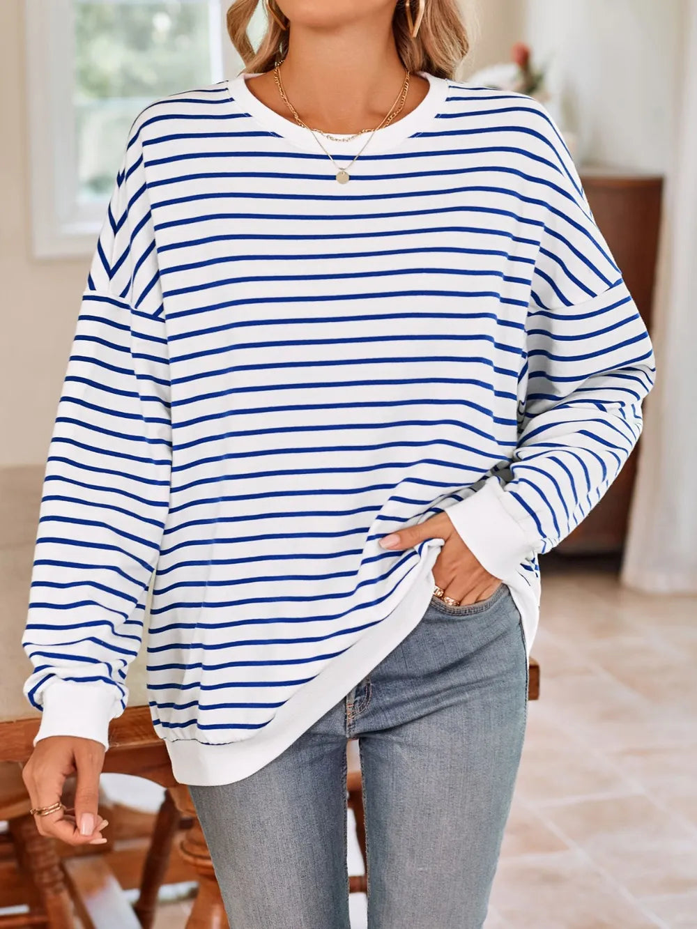 Striped round-neck long-sleeve sweatshirt in white with blue stripes, relaxed fit