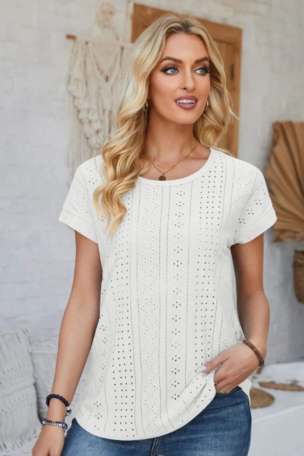 Eyelet round-neck rolled short-sleeve T-shirt in white with vertical cutout pattern