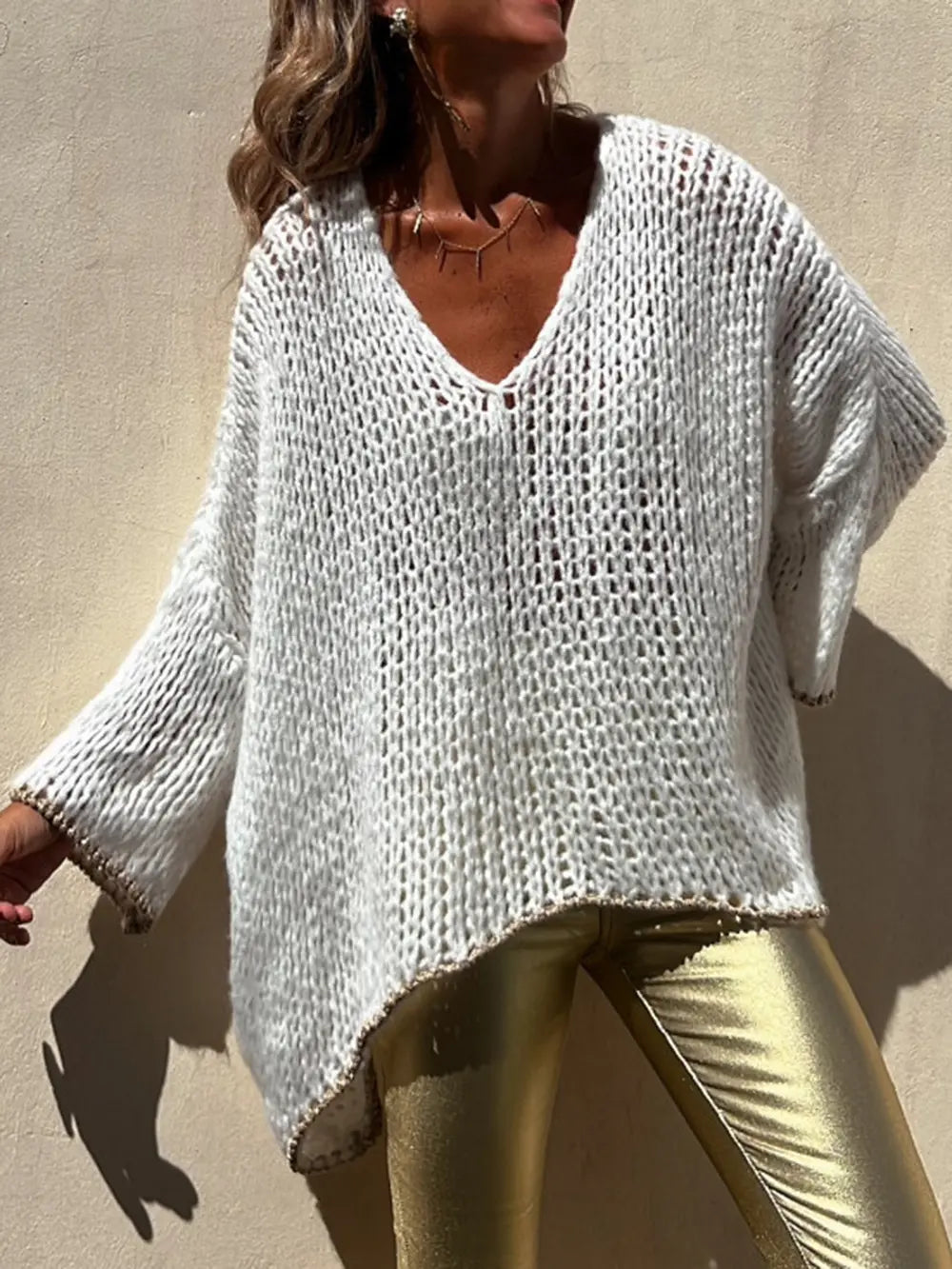 White textured knit V-neck long sleeve sweater, relaxed fit and curved hem