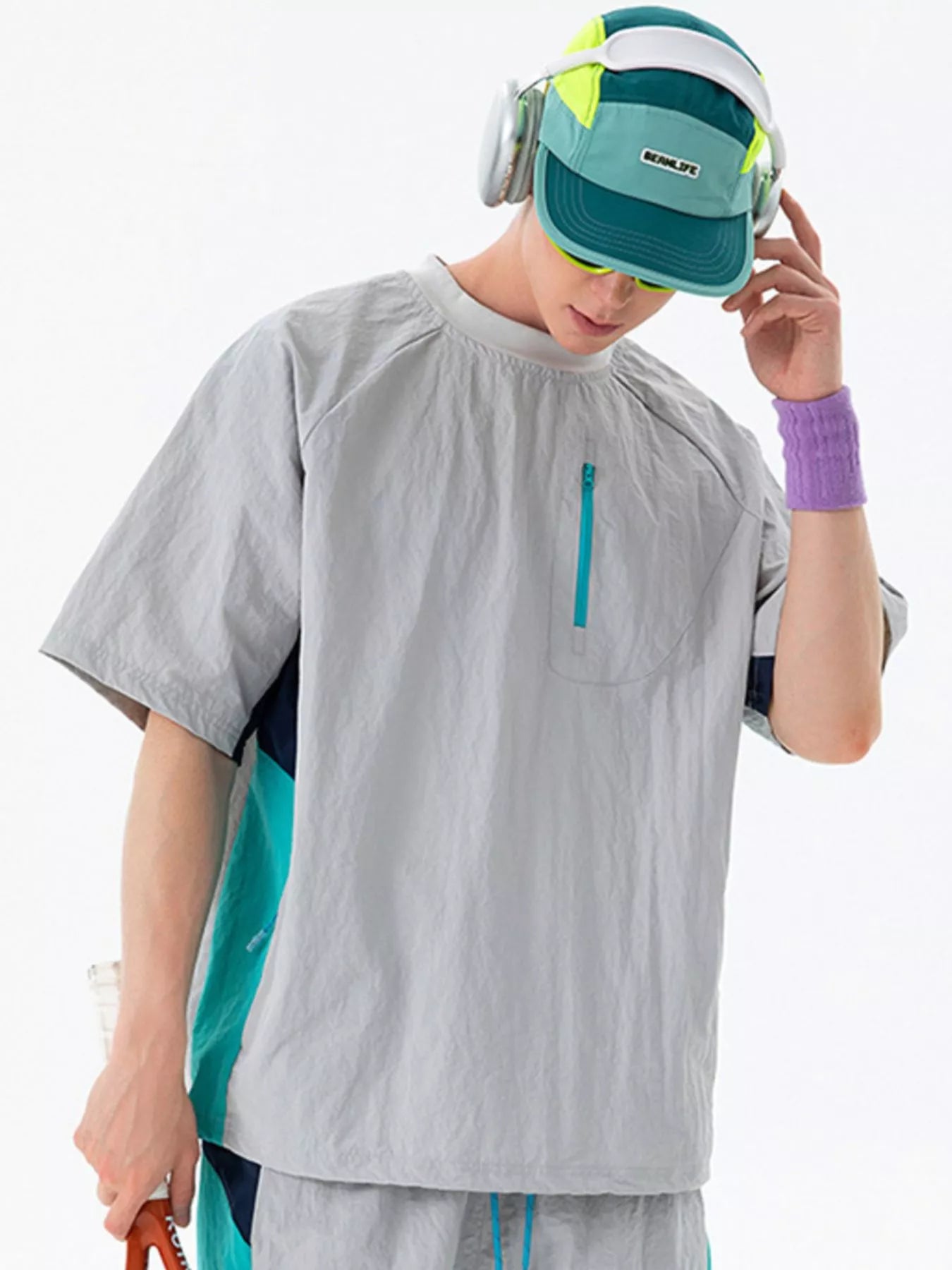 Men's contrast round-neck short-sleeve t-shirt, light gray with chest pocket and vertical trim