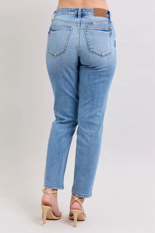 Light blue slim jeans from the back with belt loops and two rear pockets, cropped hem