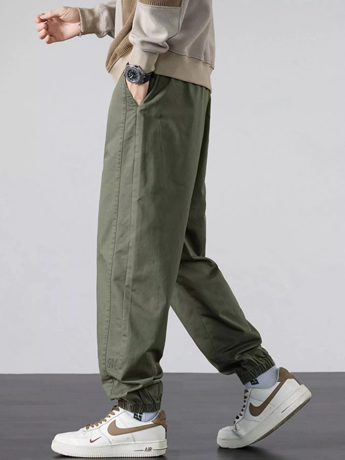 Men's casual army green joggers with pockets, drawstring waist, and ribbed cuffs