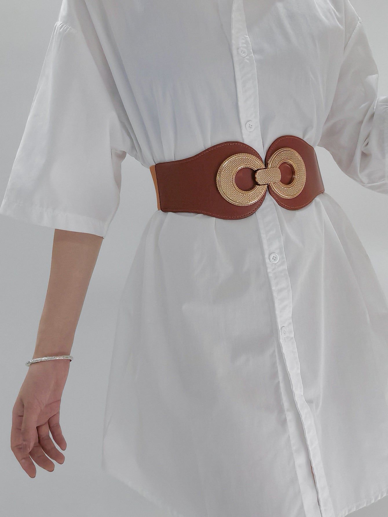 Vegan elastic waist belt with round alloy buckle, caramel brown with gold detail