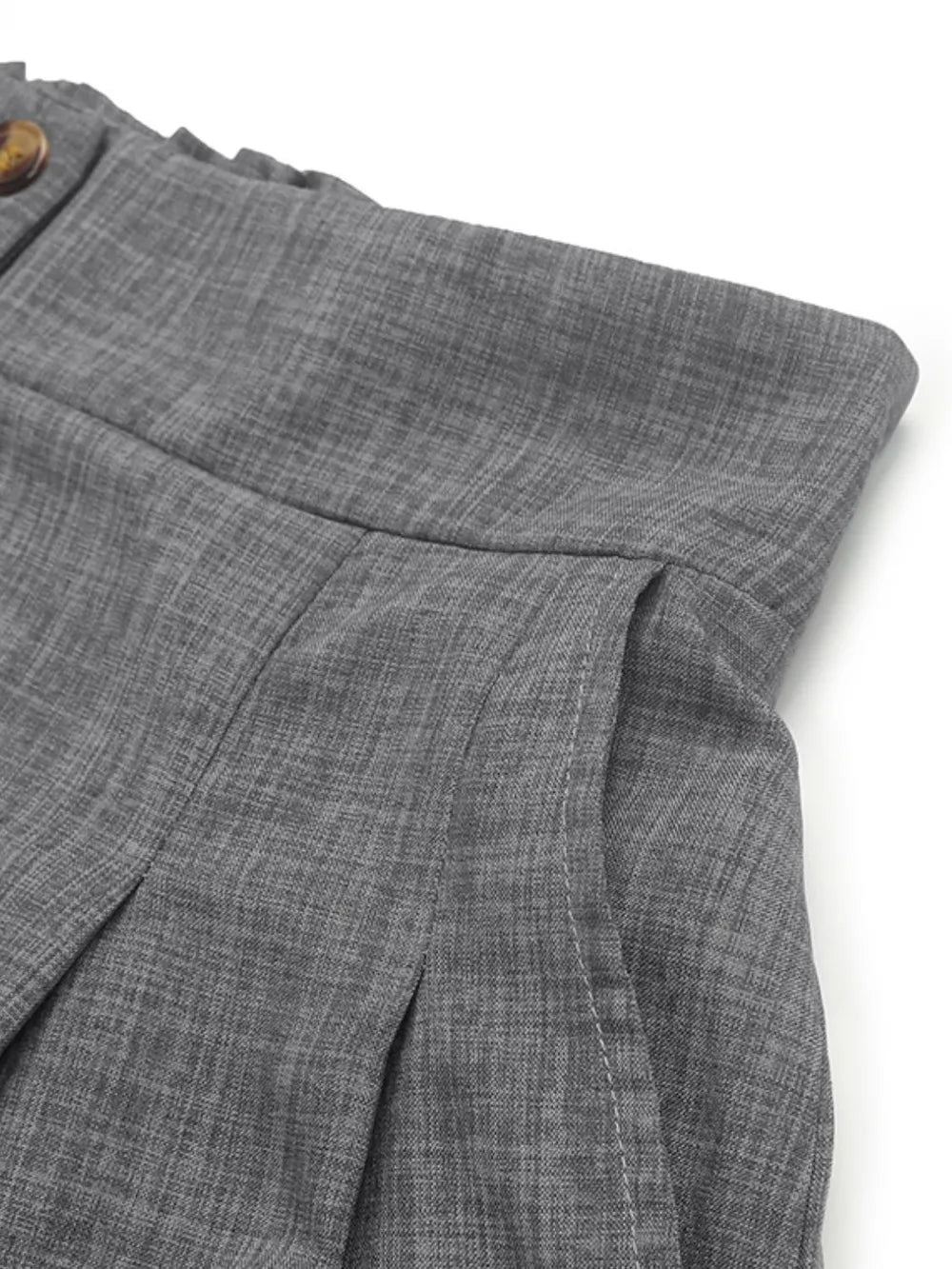Gray frill shorts with pockets, front seam and pleated detail