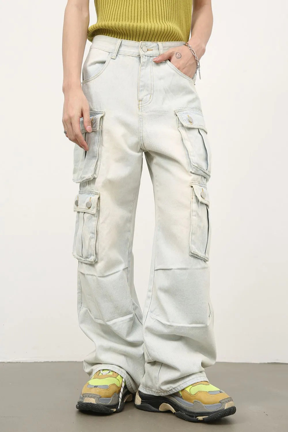 Light-wash mid-rise cargo jeans with side and thigh flap pockets, relaxed fit