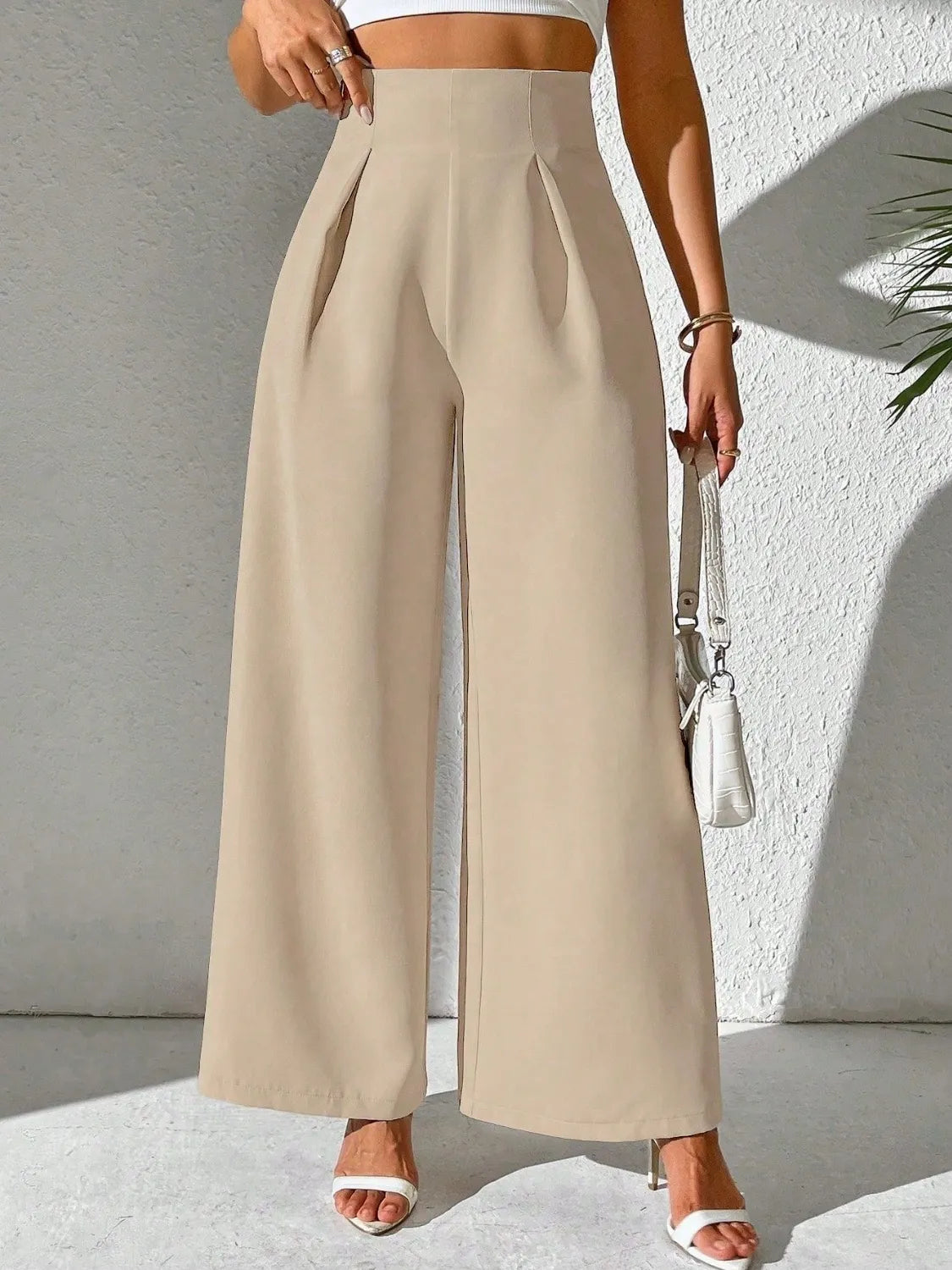 Beige wide-leg high-waist pants with relaxed fit and cropped wide hem