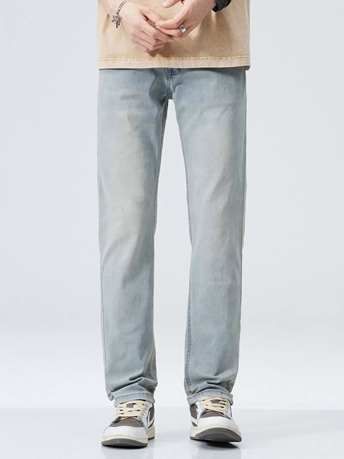 Men’s washed stretch straight-fit jeans in gray-blue with front button and belt loops