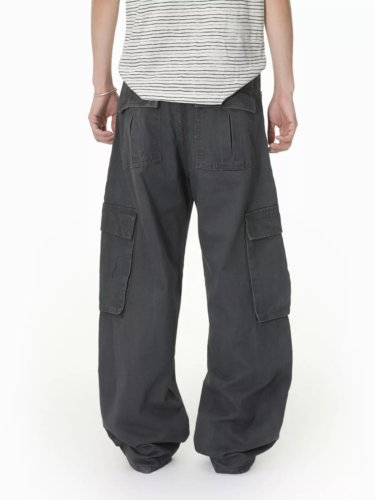 Loose-fit dark gray cargo jeans with front and side cargo pockets