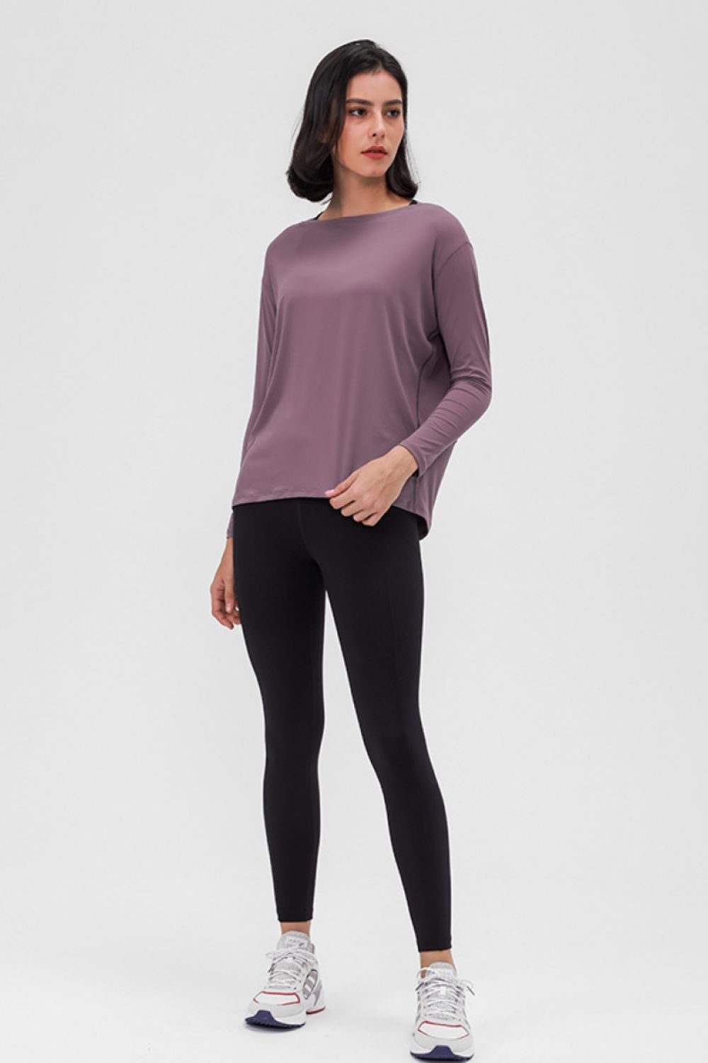 Loose-fit active top in mauve with long sleeves and pullover crew neck.