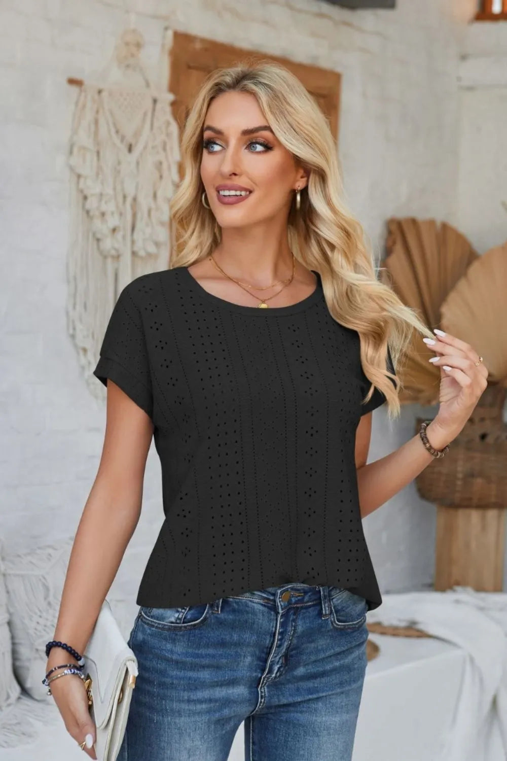 Black eyelet round-neck rolled short-sleeve T-shirt with vertical stitched detailing