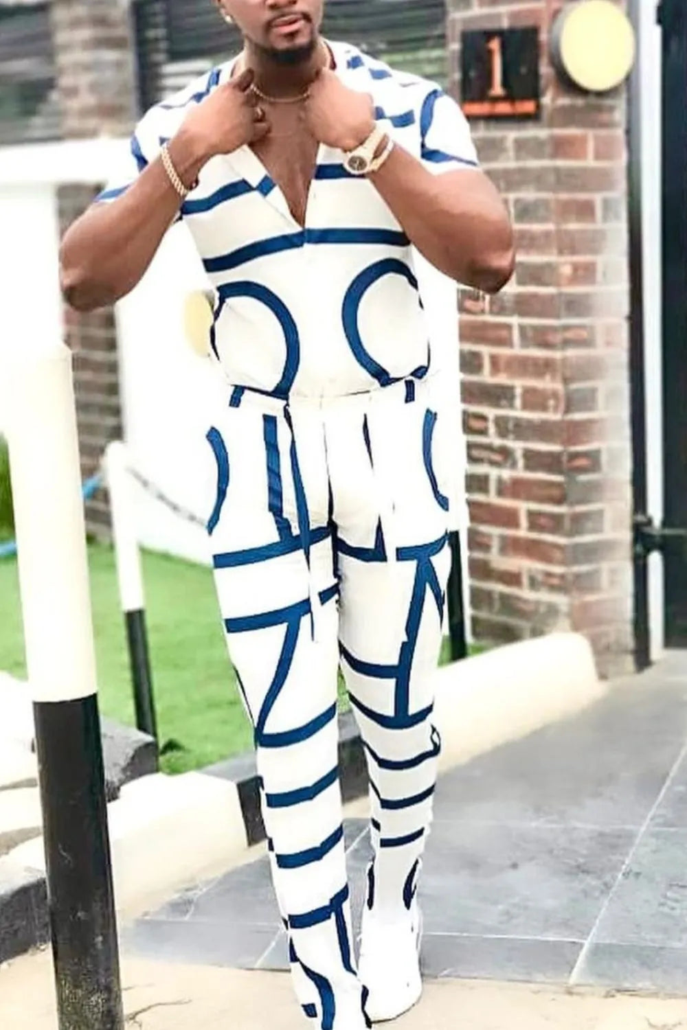 Men's short-sleeve two-piece outfit in white with blue geometric print, V-neck and pants