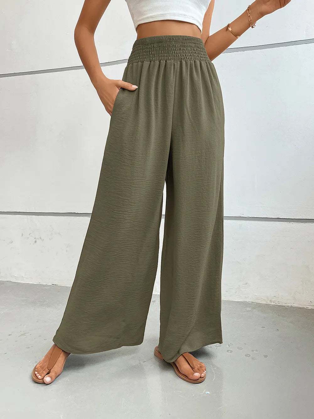 Wide-leg pants in olive khaki with elastic waistband and relaxed wide legs
