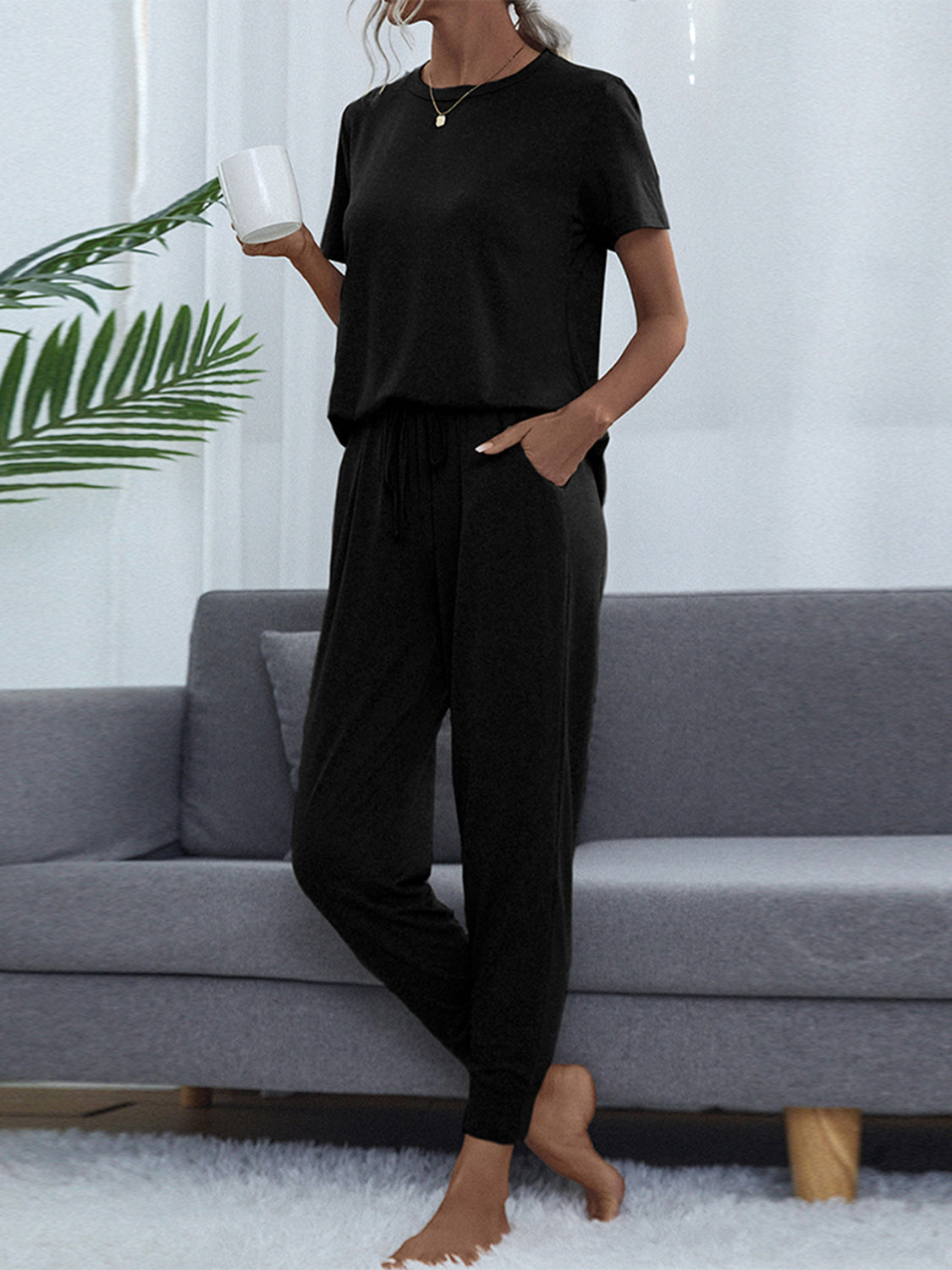 Shiny round-neck short-sleeve top and jogger pants set, black, relaxed fit
