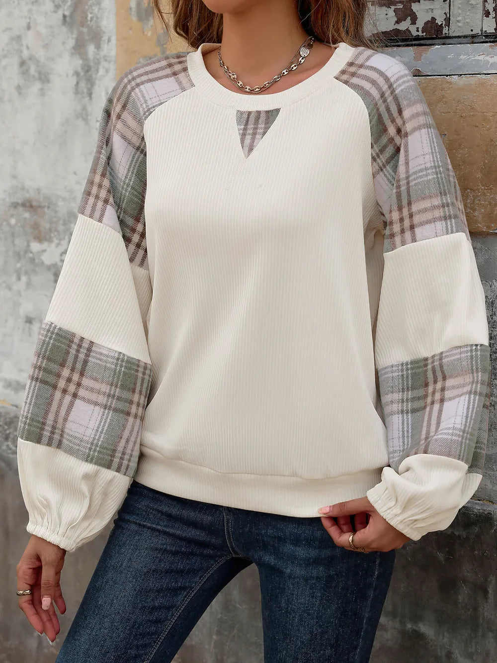 Cream sweatshirt with plaid sleeves and long elastic cuffs