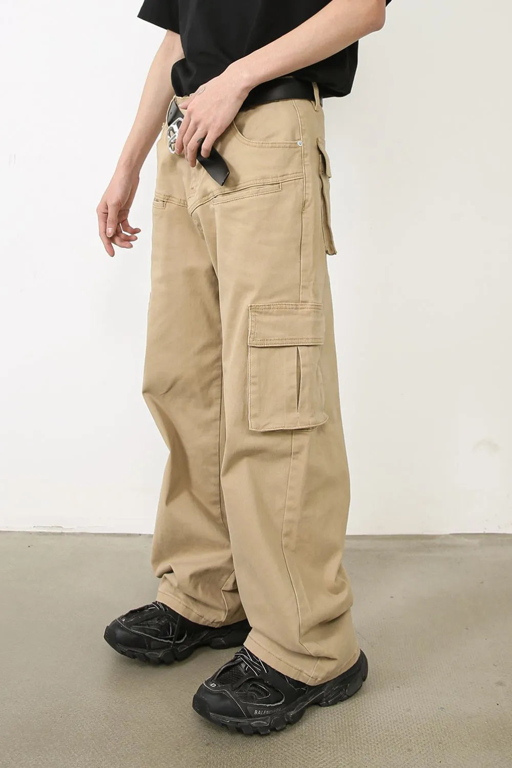 Men's khaki cargo baggy jeans with side cargo pocket and belt loops