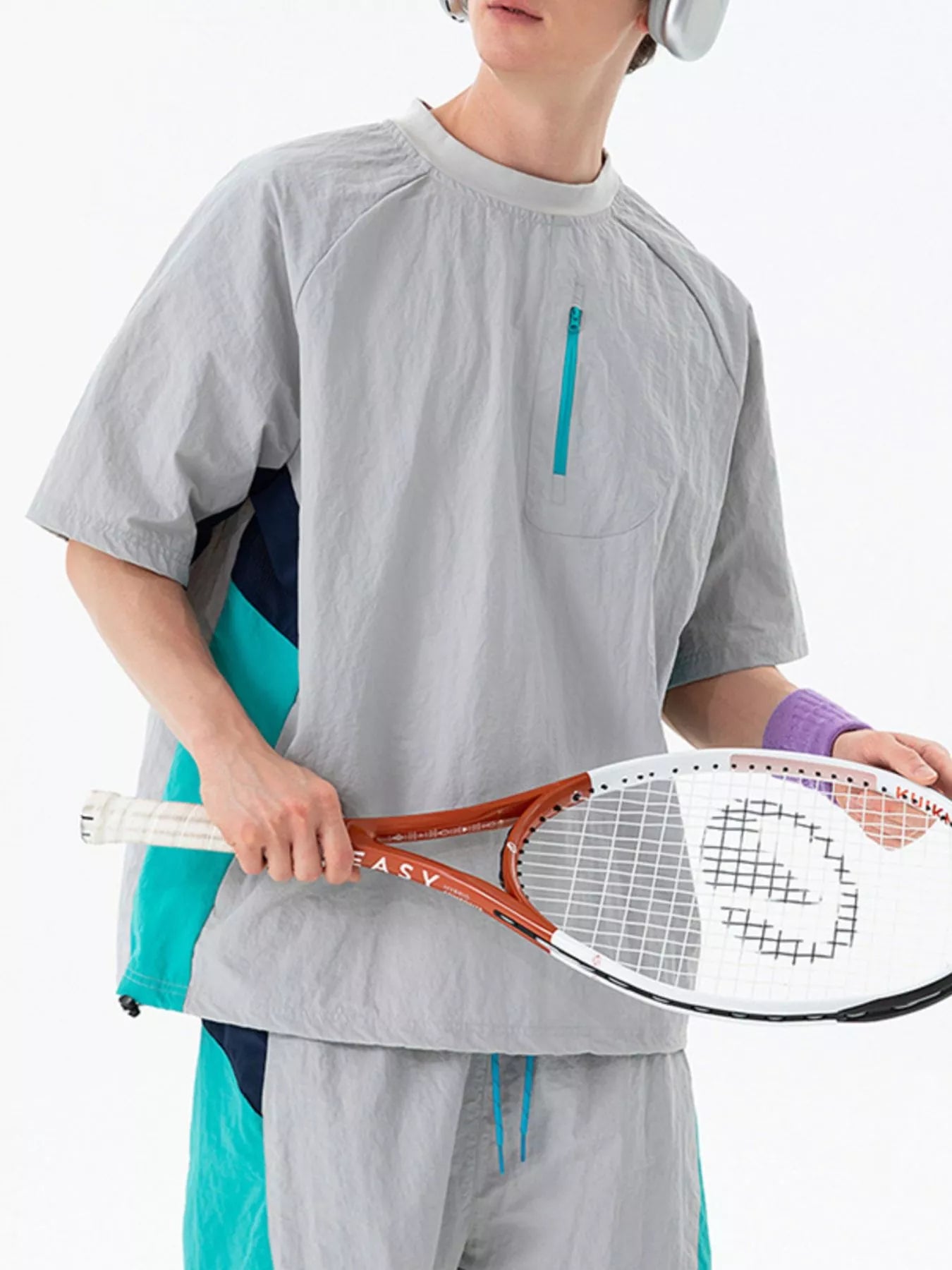 Men's contrast round-neck short-sleeve t-shirt, light gray with chest pocket and trim