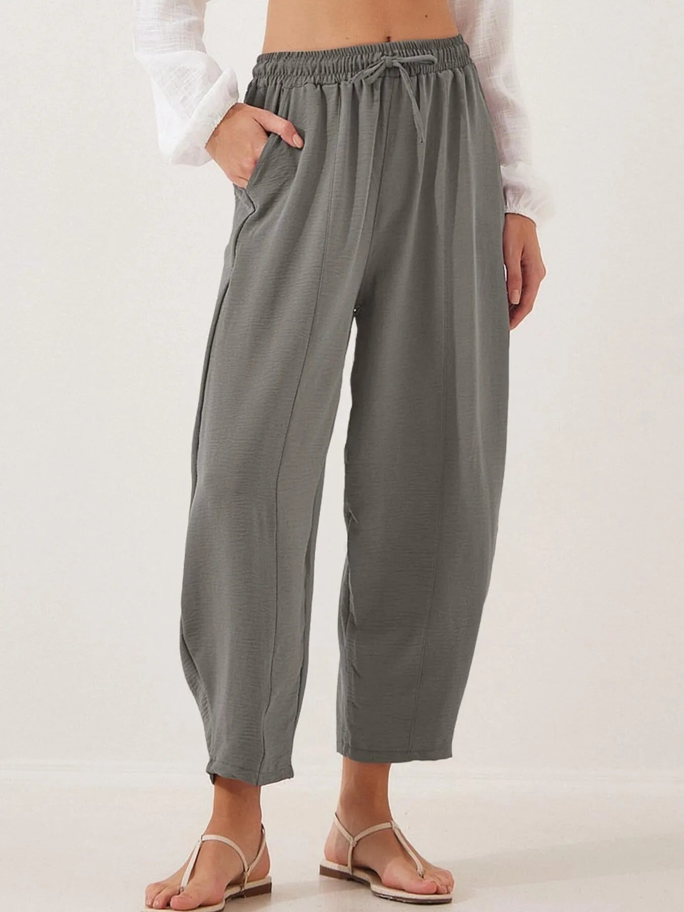 Cropped wide-leg pants in gray with elastic waist and drawstring